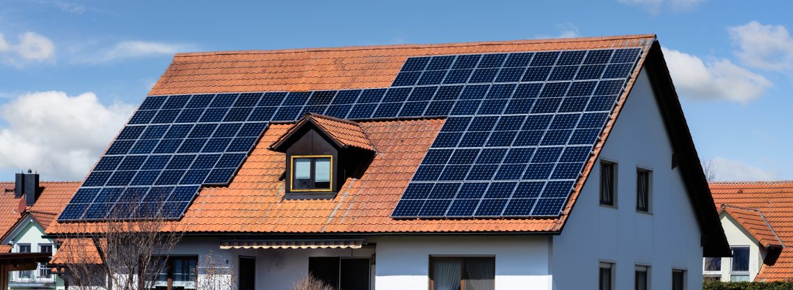 Solaranlage auf dem Dach eines Einfamilienhauses.