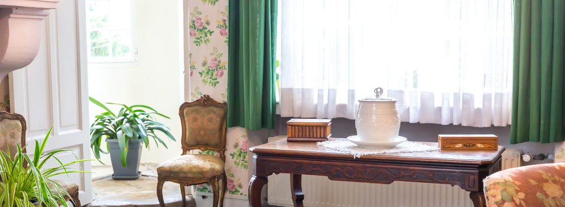 Haushaltsauflösungen: Vintage Möbel in Wohnbereich.