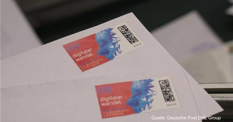 Nahaufnahme zwei Briefe mit Briefmarken.