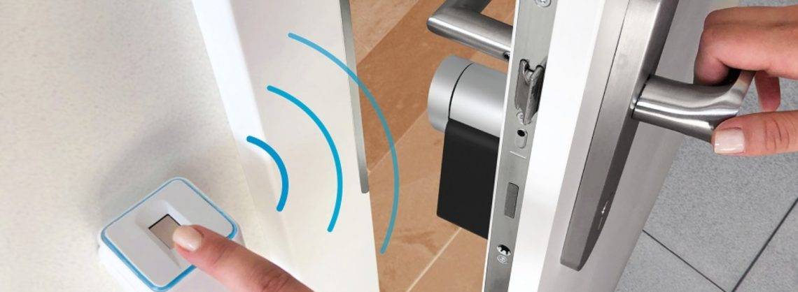 Nuki Ekey mit Fingerprint an einer Tür.