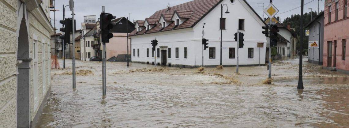 Hochwasser: Straßen in einem Dorf sind überflutet.