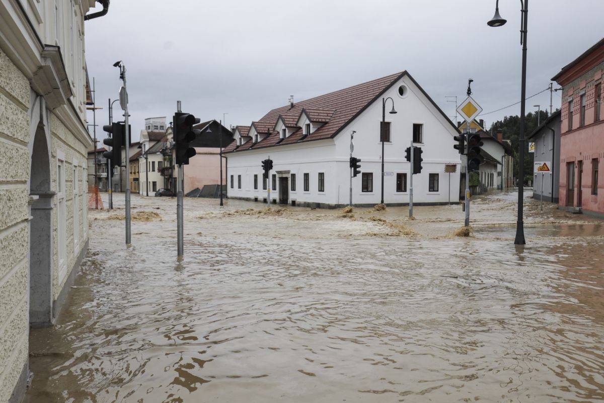 Hochwasser: Straßen in einem Dorf sind überflutet.
