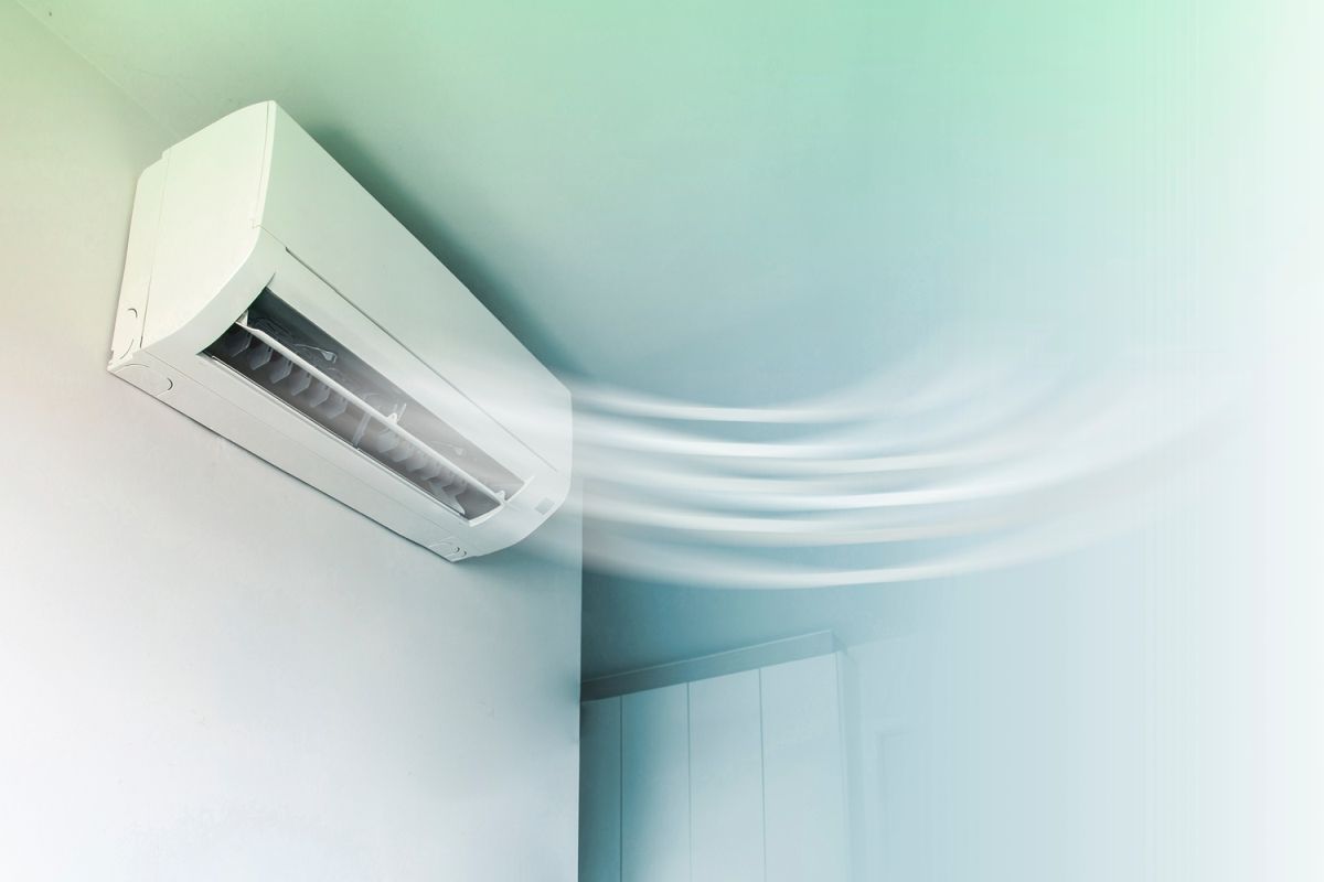 Klimaanlage an der Wand mit eingezeichnetem Luftstrom