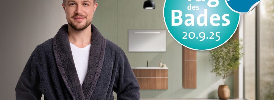 Mann mit Bademantel in Badezimmer