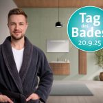 Mann mit Bademantel in Badezimmer