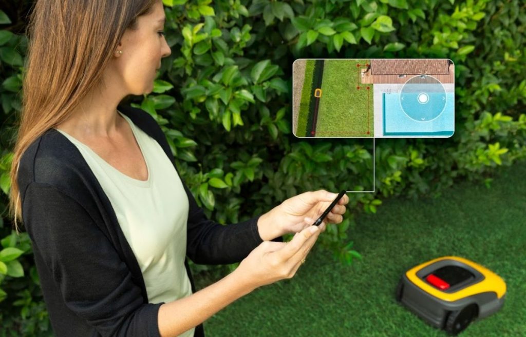 STIGA präsentiert innovative Upgrades zur Fernsteuerung seiner Mähroboter 1 Stiga Frau steuert Rasenroboter per Handy