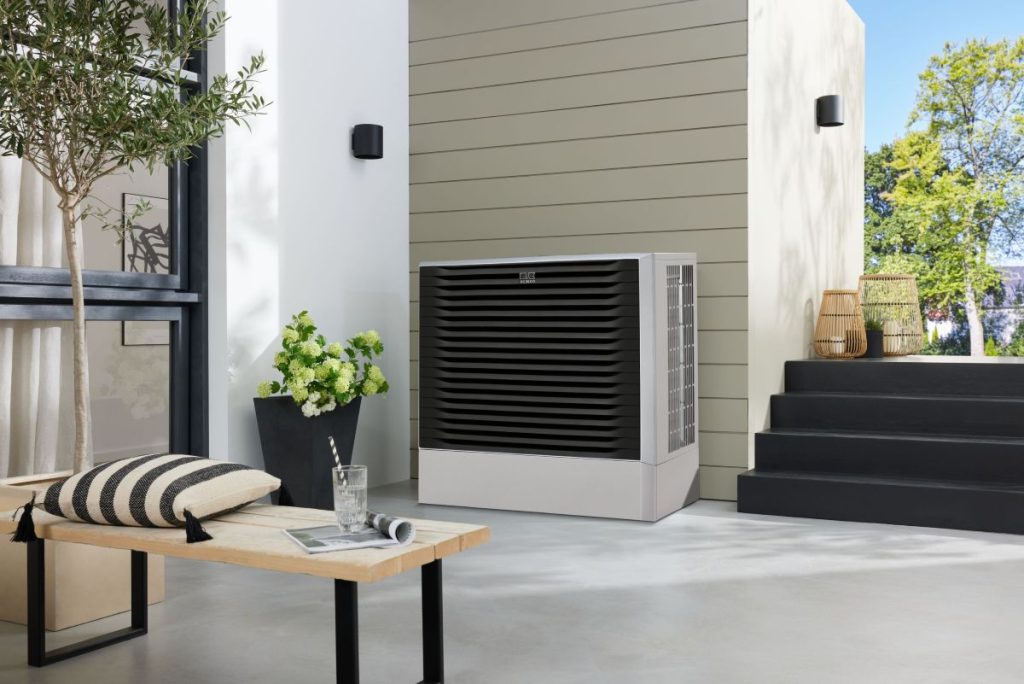 Monobloc-Wärmepumpe WKM Pro 1 Bild von Wärmepumpe auf der gemütlichen Terrasse
