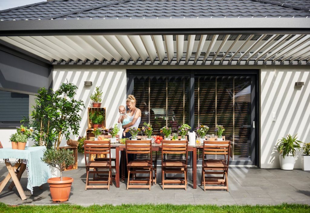 Terrassenüberdachung aus Holz oder Aluminium: Was sind die Vor- und Nachteile? 1 Veranda mit Überdachung