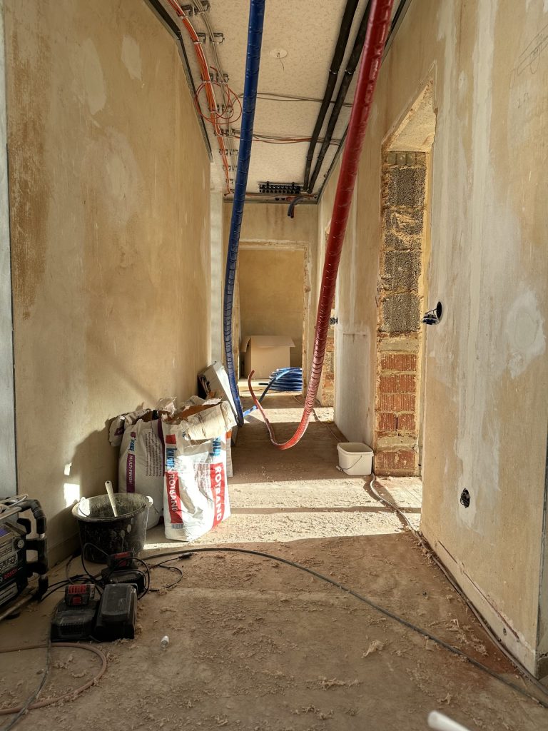 Deckenheizung: Sanieren für die Zukunft 3 In einem Flur wird eine Deckenheizung eingebaut.