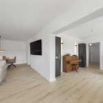 Renovieren – umfassender Ratgeber für Ihr Zuhause 1 Die in einem Wohnzimmer installierte Deckenheizung ist nicht zu sehen.