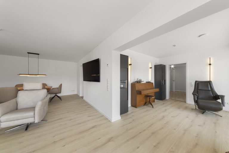 Themen 5 Die in einem Wohnzimmer installierte Deckenheizung ist nicht zu sehen.