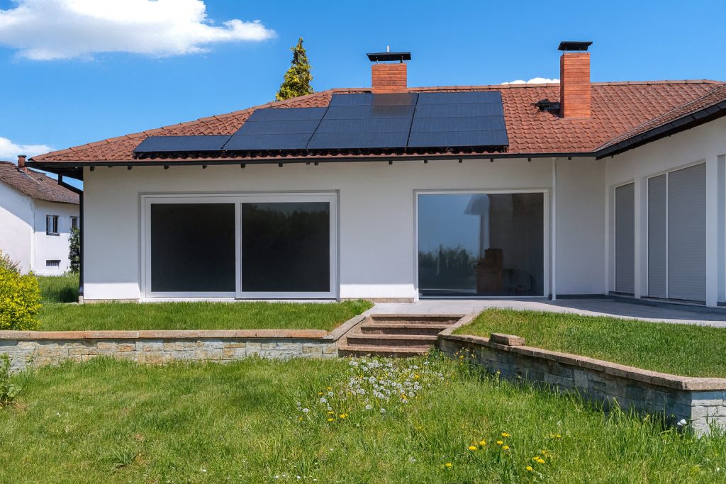 Deckenheizung: Sanieren für die Zukunft 2 Auf dem Dach eines einstöckigen Bungalows sind PV-Module installiert.