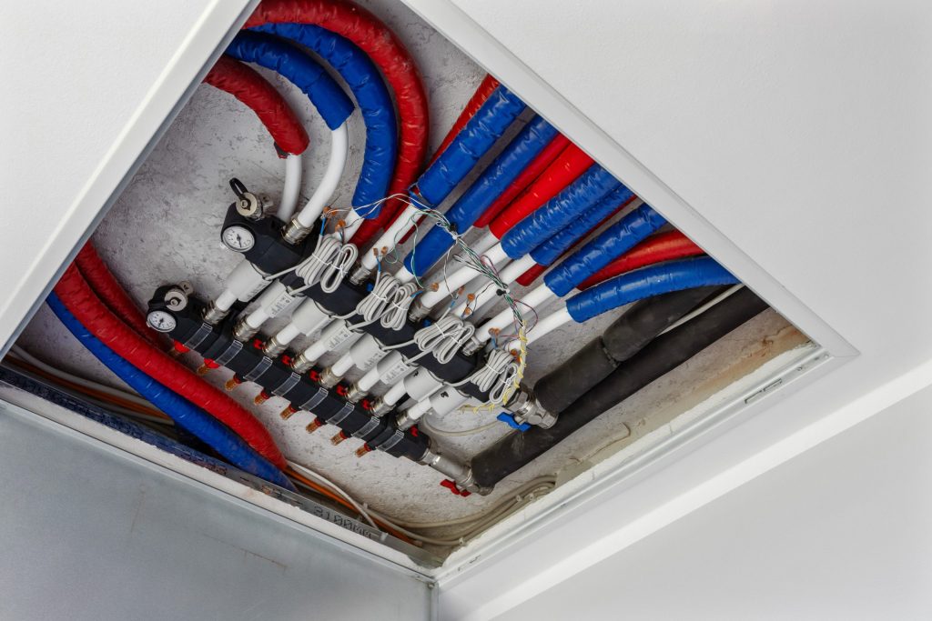 Deckenheizung: Sanieren für die Zukunft 5 Hinter einer Klappe unter der Decke verbirgt sich der Heizkreisverteiler.