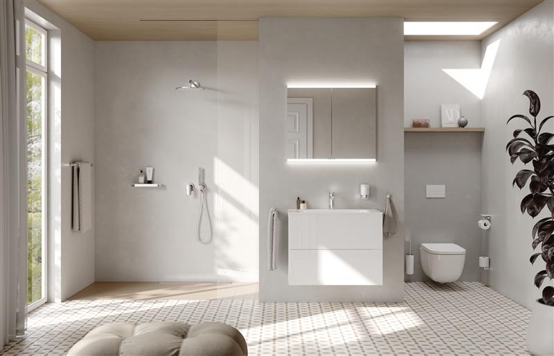 Modernes, minimalistisches Badezimmer in Weiß und Hellgrau mit ebenerdiger Dusche, weißem Waschtischunterschrank und gemusterten Bodenfliesen.