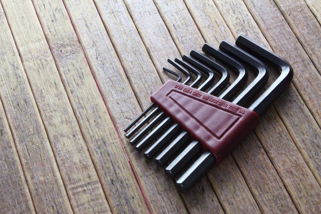 Vermeidung von Montagefehlern: Tipps für Handwerker & Techniker 7 Sechskantschlüssel auf dem Tisch