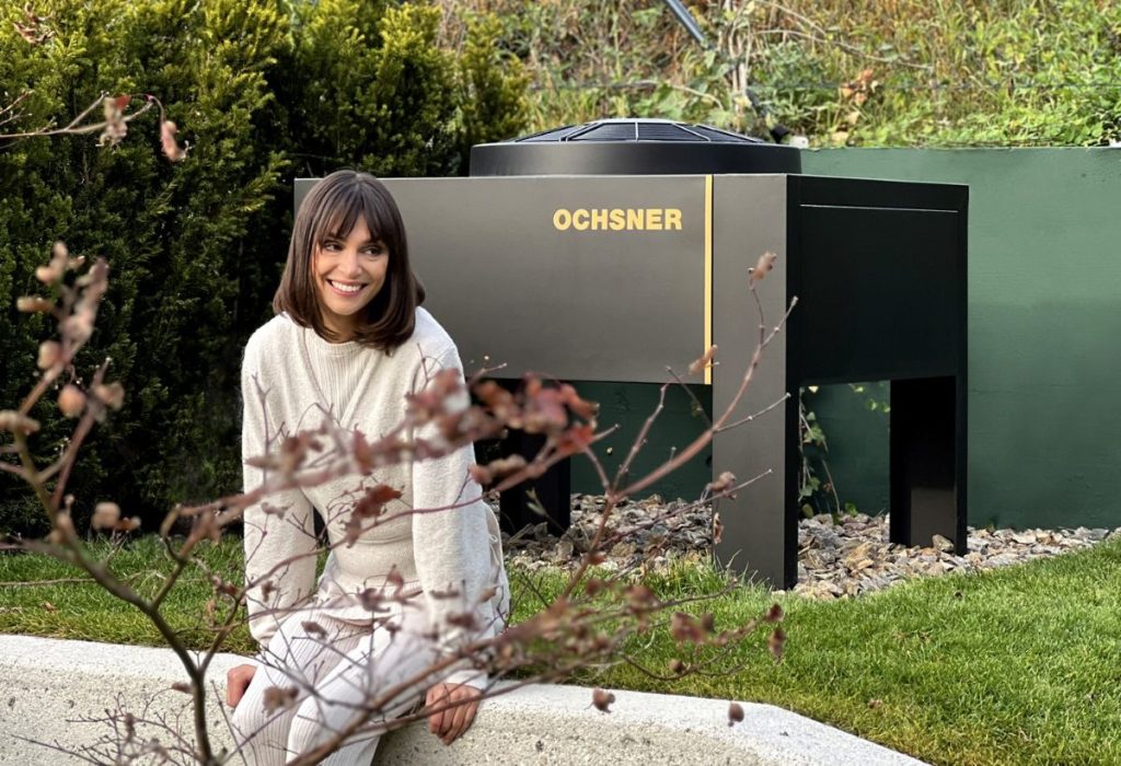 50 Luft-Wasser-Wärmepumpen im Vergleich 9 Air Hawk Wärmepumpe im Garten mit Frau