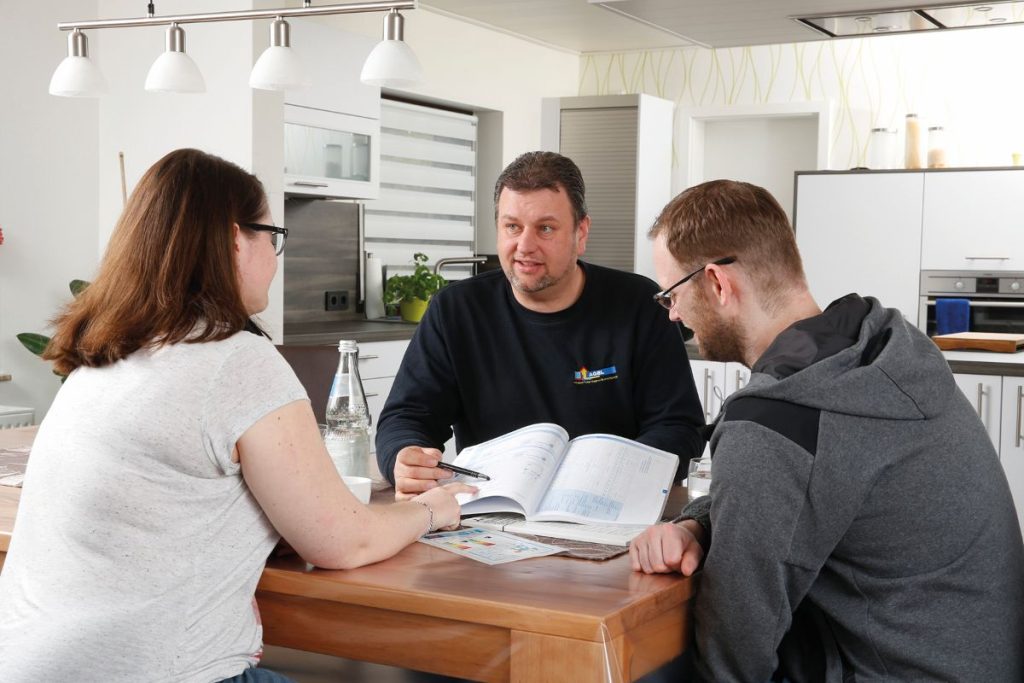 Beratung Techniker und Hausbesitzerin Wäremepumpe sinnvoll im Altbau