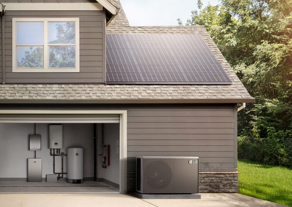 50 Luft-Wasser-Wärmepumpen im Vergleich 2 Garage mit Haustechnik und Wärmepumpen im Vergleich von LG vor dem Haus