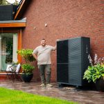 Panasonic Bauherr mit Wärmepumpe vor dem Haus