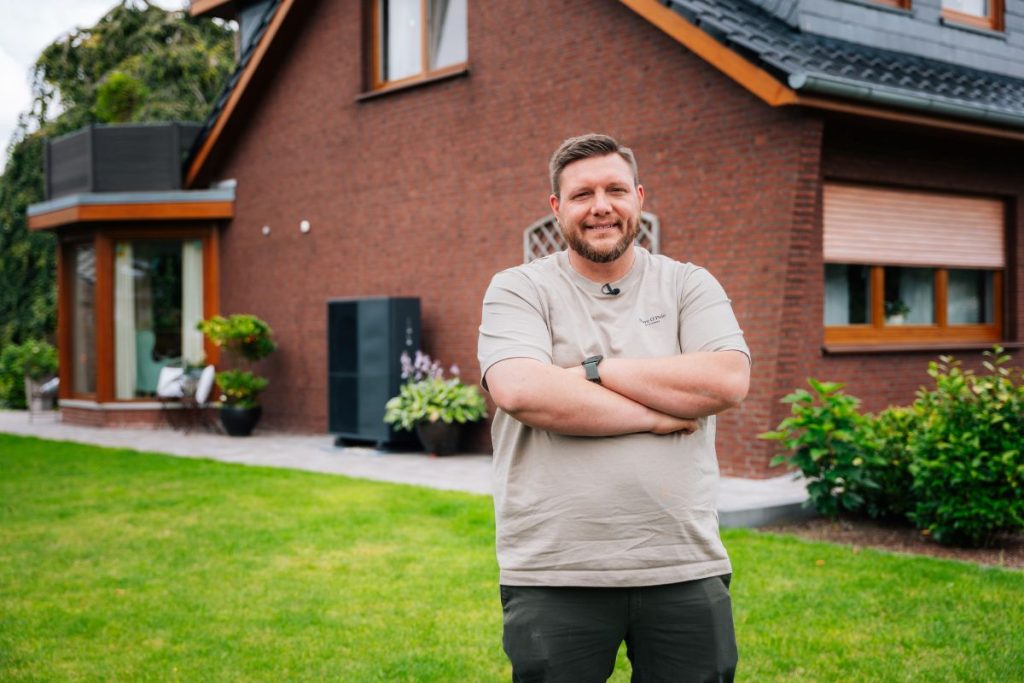Panasonic Wärmepumpe Bauherr vor seinem Haus