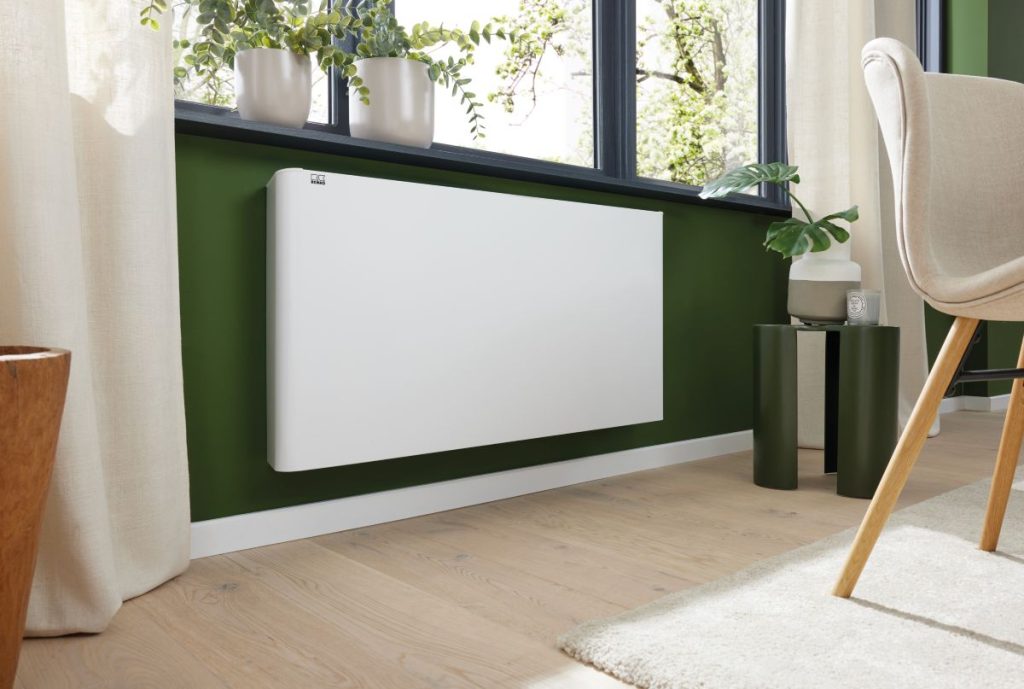 Remko Heizkörper unter Fenster mit grüner Wand