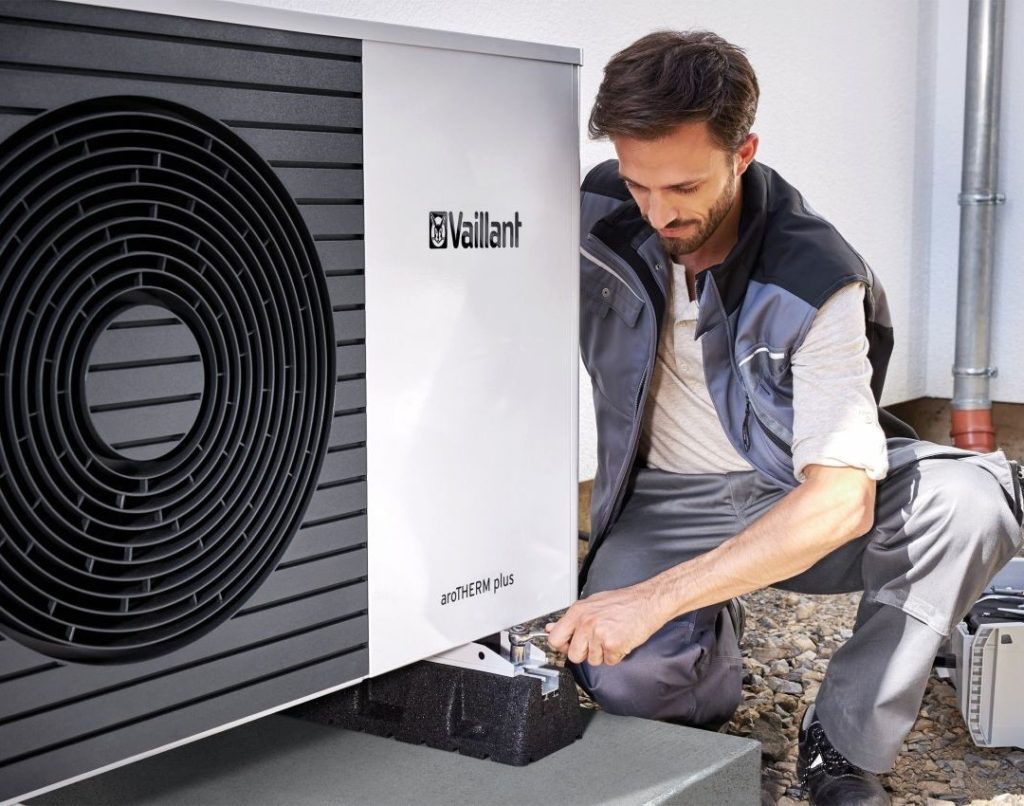 Vaillant Techniker installiert Wärmepumpe