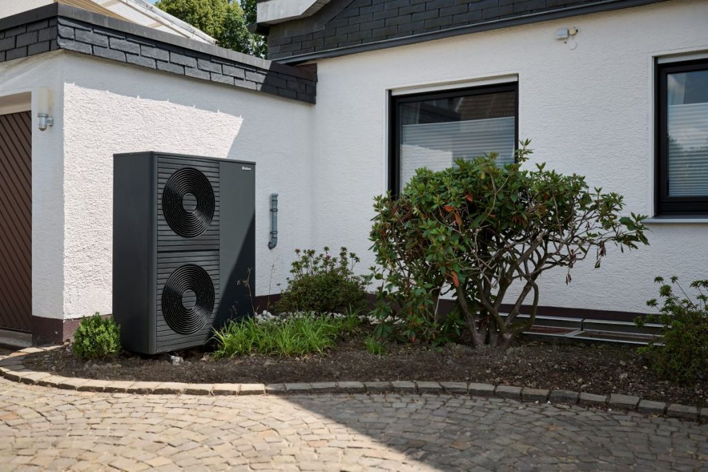 50 Luft-Wasser-Wärmepumpen im Vergleich 6 Vaillant Wärmepumpe vor dem Haus