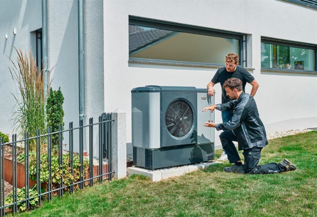 50 Luft-Wasser-Wärmepumpen im Vergleich 10 Wolf Wärmepumpe steht stabil auf Fundament Techniker erklärt Funktionsweise