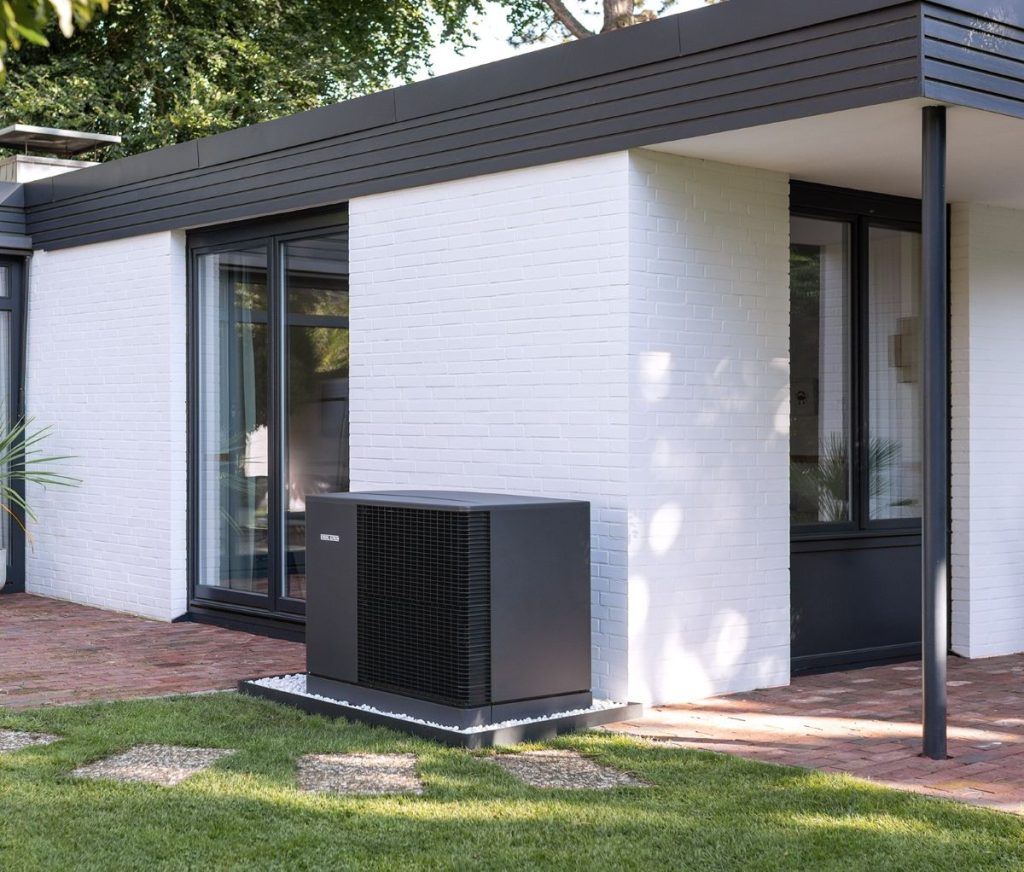 50 Luft-Wasser-Wärmepumpen im Vergleich 5 Wärmepumpe im Garten